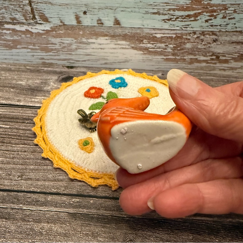 Ceramic orange bird water whistle w/mini brass bird vintage crocheted pot holder - Picture 4 of 7